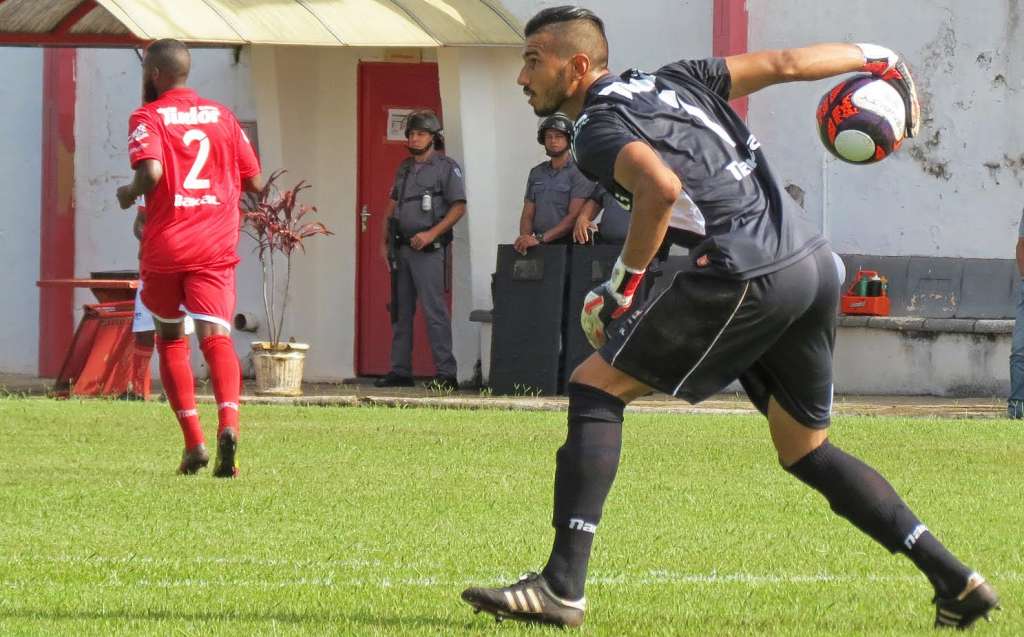 Goleiro Airon renova contrato com o Noroeste