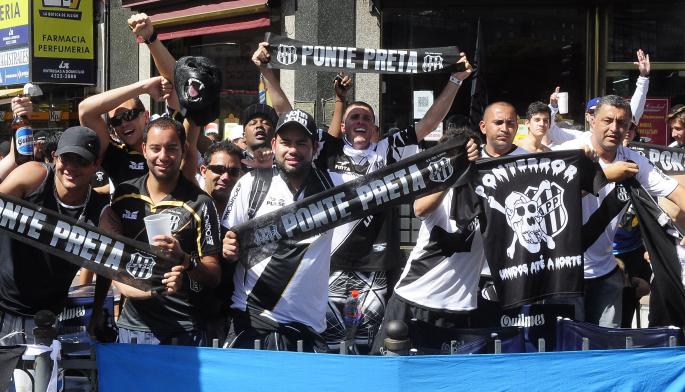 Torcida da Macaca invadiu as ruas centrais de Buenos Aires em 2013 pela Copa Sul-americana