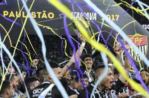 Cássio leva 6º título pelo Corinthians e ergue taça: 'Muita gente não esperava'