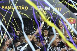 Corinthians bate recorde de público e lembra 1977 na festa do título