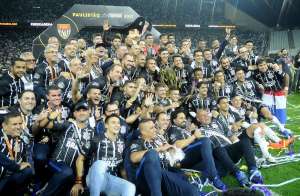 Carille festeja taça no Corinthians: 'Não esperava conquistar o paulista'