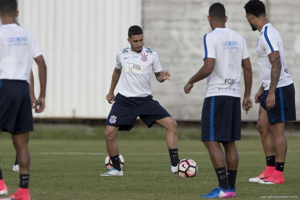 Jogadores que não atuaram contra a Ponte Preta treinaram normalmente nesta segunda-feira