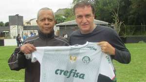Antes de assumir Palmeiras, Cuca se despede de amigos e dá autógrafo para 'rival'