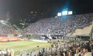 Santos marca volta ao Pacaembu para 7 de junho, mas quer evitar briga por estádio