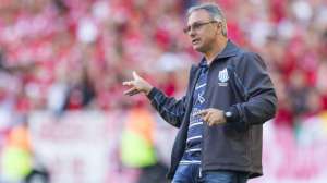 Vitória mantém indefinição sobre treinador e sonda Beto Campos