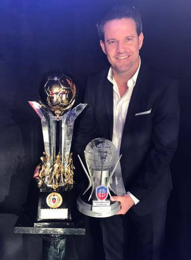 Argel Fucks com o troféu de 'Melhor Técnico' e de campeão baiano. Foto: Thiago Pereira