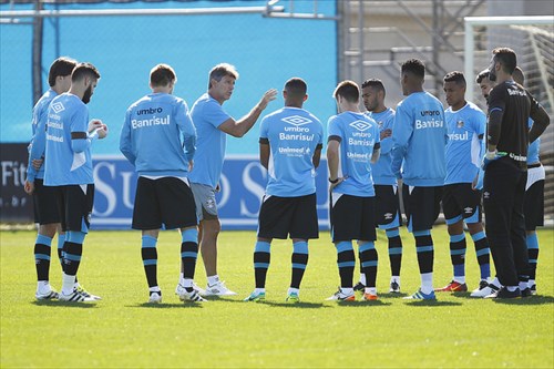 Novamente sem Edílson, Grêmio faz treino tático sem indicar time para estreia