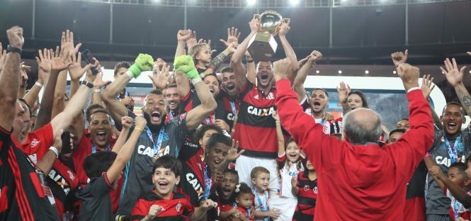 Flamengo festeja conquista em cima do rival Fluminense no Maracanã lotado