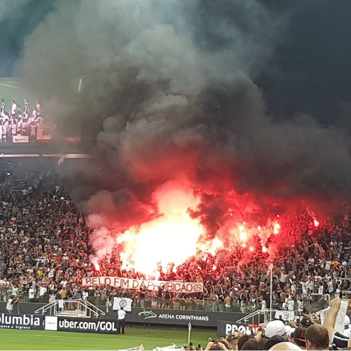 Após multa no STJD por sinalizadores, Corinthians faz apelo à torcida