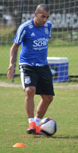 Emerson Sheik treina duro para entrar em forma