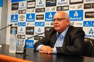 Presidente do Grêmio se reúne com elenco e cobra mobilização em mês decisivo