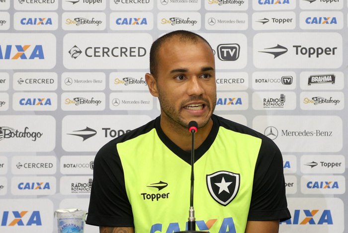 Roger entoa discurso e mantém mistério no Botafogo para estreia no Brasileiro