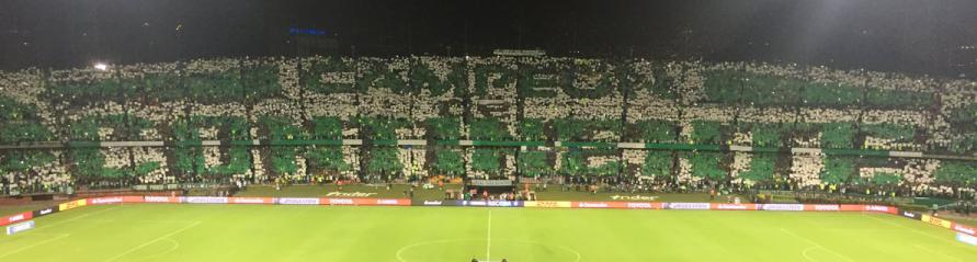 Painel nas arquibancadas em Medellin mostram a verdade: campeão do continente