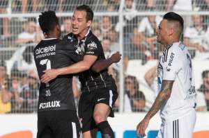 Tridente formado por Jô, Rodriguinho e Jadson dá equilíbrio ao Corinthians