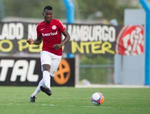 Vasco fica perto de acertar com Paulão, zagueiro do Internacional