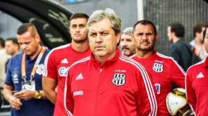 À espera de Clayson, Gilson Kleina faz mistério na Ponte Preta para estreia