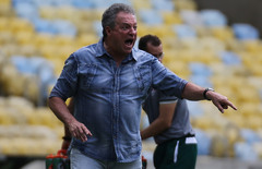 Abel Braga orienta jogadores durante vitória