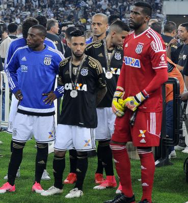 Clayson (no centro) fez sua despedida da Ponte Preta neste domingo
