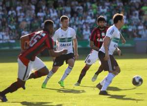Coritiba leva pequena vantagem sobre o Atlético-GO no retrospecto