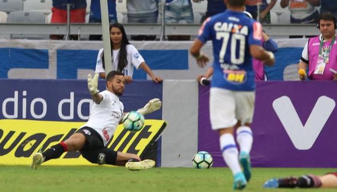 Goleiro Renan evitou o São Paulo de sofrer mais gols do Cruzeiro. Foto: Carlos Chiri