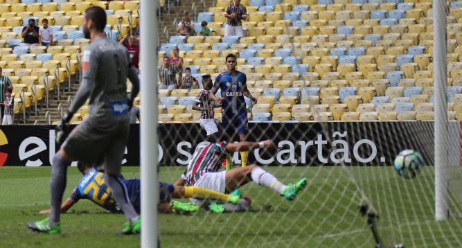 Henrique Dourado esticou a perna e tocou de bico para o gol do Fluminense