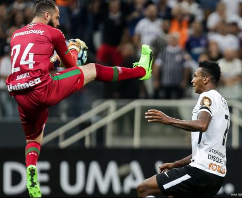 Goleiro Jandrei, da Chapecoense, foi bem no empate com o Corinthians no Itaquerão