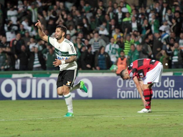 Coritiba goleia o Atlético-GO nesta segunda-feira