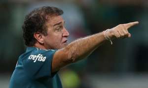 Cuca elogia Eduardo Baptista e diz que proteção interna do Palmeiras favorece elenco