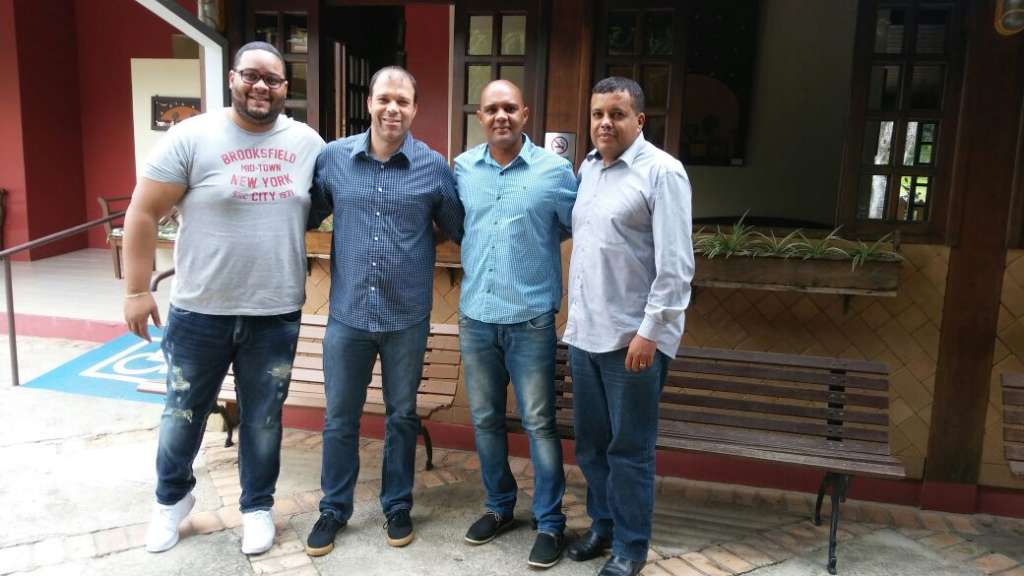 Da direita para a esquerda: o presidente Eduardo Cursino, o treinador Alexandre Ferreira, o vice-presidente Alan Dias e o empresário do técnico, Vinicius