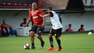 Walter comemora fim da seca de gols na estreia pelo Atlético-GO