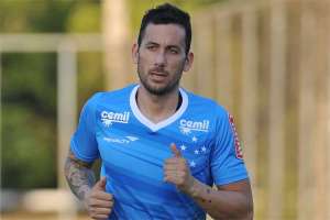 Ariel Cabral treina e está perto de voltar ao Cruzeiro após se recuperar de lesão