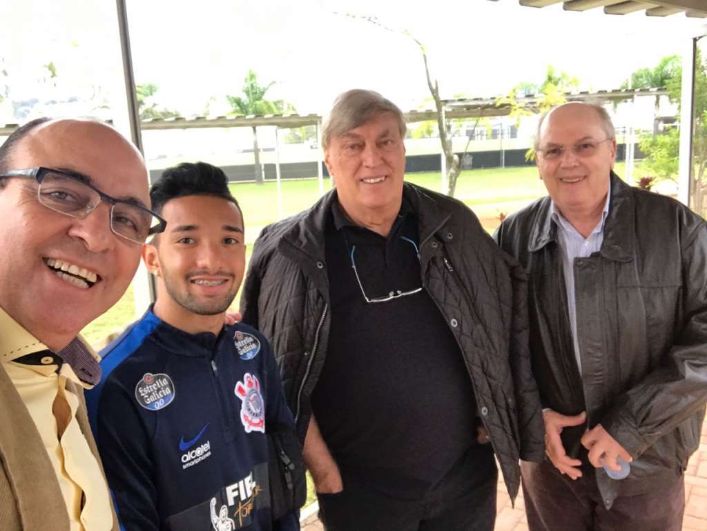 Clayson, ao lado de Edivaldo Ferraz e Flávio Adauto em apresentação no Corinthians Clayson, ao lado de Edivaldo Ferraz e Flávio Adauto em apresentação no Corinthians