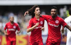 Jogadores do Atlético-MG elogiam Valdivia e torcem para chegada do meia do Inter