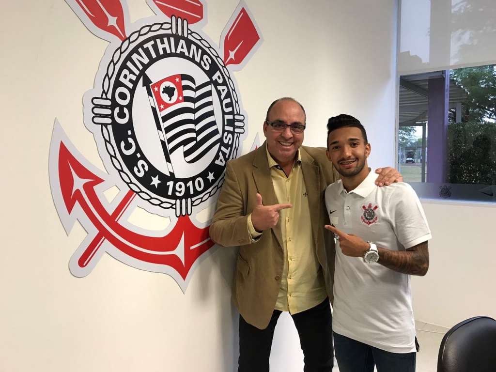 Clayson foi apresentado como jogador do Corinthians nesta quinta