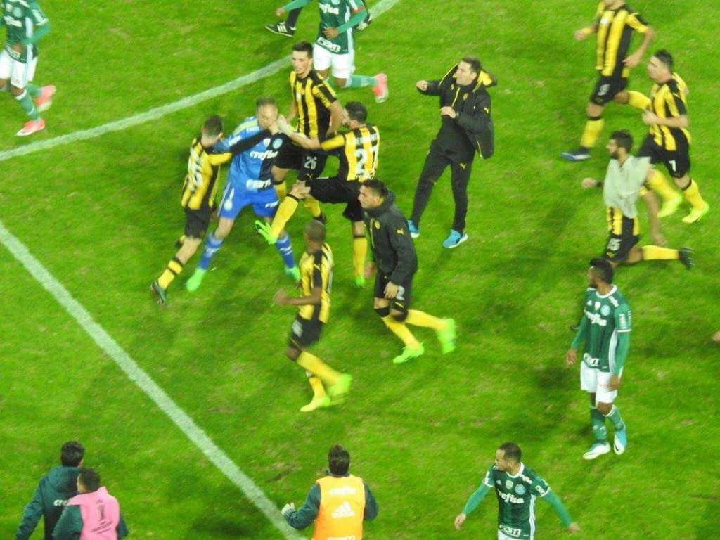 Peñarol foi punido pela Conmebol e vai fazer apenas uma partida com os portões fechados