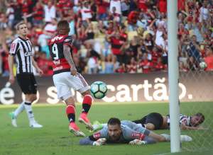 Guerrero não treina, mas é relacionado no Fla para enfrentar Atlético Goianiense