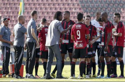Roque Júnior passa instruções para o time de Ituano para essa primeira rodada