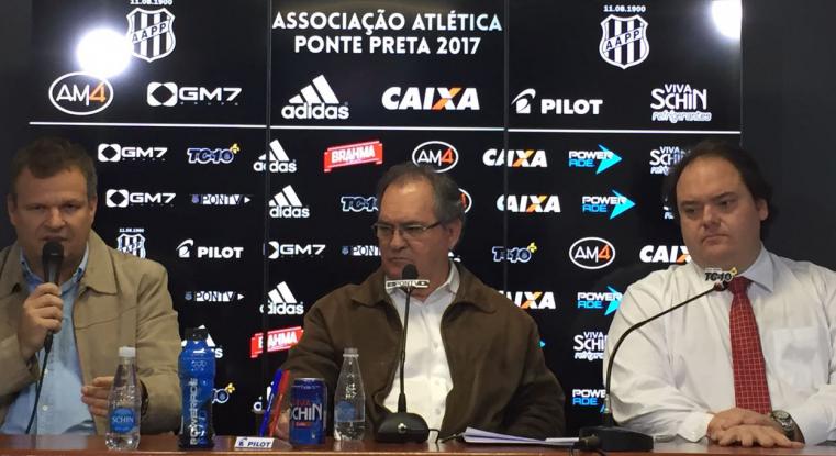 Vanderlei Pereira entre Erick Flores (à esquerda) e Gustavo Válio (à direita): transparência total com as receitas