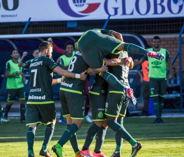 Jogadores da Chape comemoram o único gol do time, na vitória sobre o Palmeiras