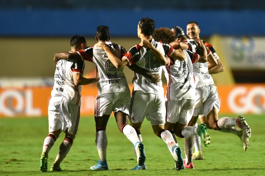 Jogando fora de casa, no Estádio Serra Dourada, o Flamengo não teve trabalhos para vencer o Atlético-GO, pelo placar de 3 a 0