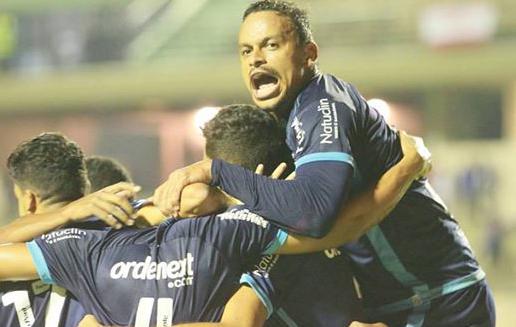 São bento lutou bastante e superou o Tombense por 2 a 1dentro do Walter Ribeiro. Foto: Jesus Vicente