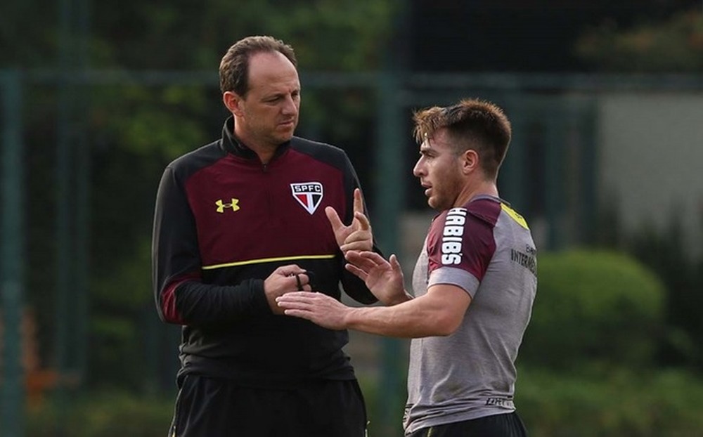 Rogério Ceni trabalha com os jogadores antes do duelo contra Avaí
