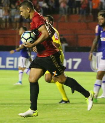 Diego Souza fez o gol do sport de pênalti