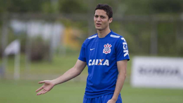 Gerente de futebol do Corinthians nega conversas com Anderson Martins