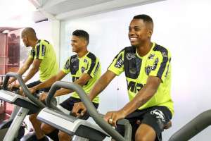 Após ser poupado no domingo, Robinho volta aos treinos no Atlético-MG