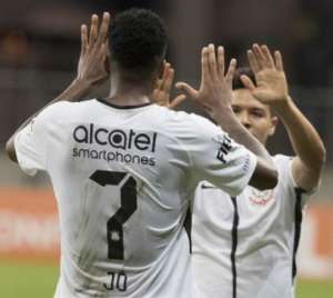 Corinthians ganha do Vitória, mas 'daquele jeito...'