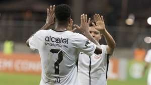 Jô destaca eficiência e exalta fase artilheira no Corinthians