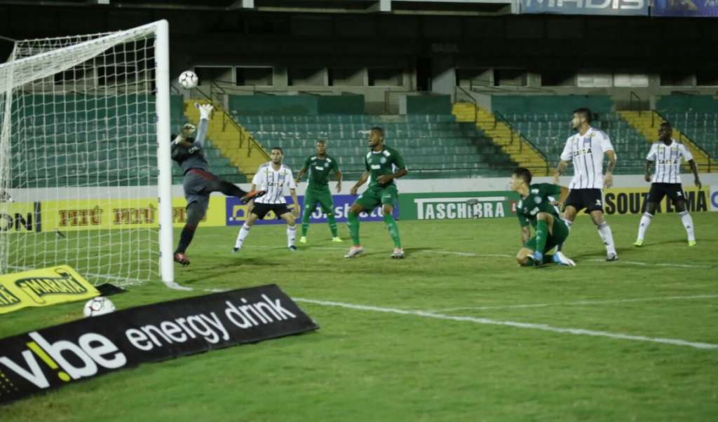 O goleiro Thiago Rodrigues evitou uma vitória mais elástica do Guarani nesta noite - Daniel Chiesa/Guarani Press