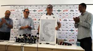 Abel Braga se emociona com homenagem por 250 jogos no Fluminense: 'Nunca vi isso'