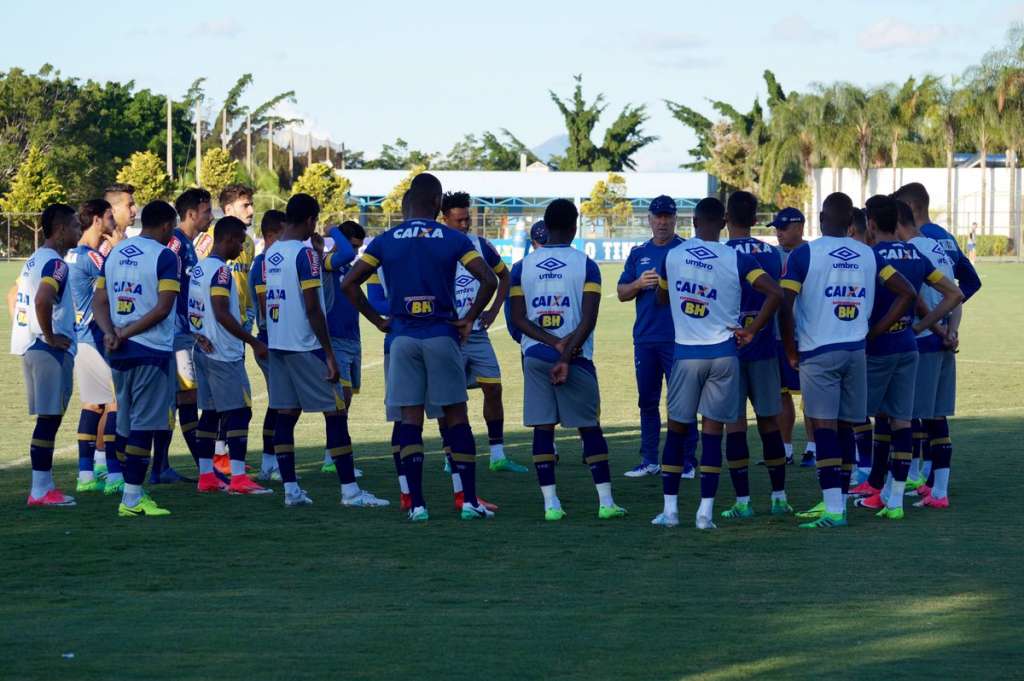 Mano testa Cruzeiro com três volantes e Rafael Marques para encarar o Santos